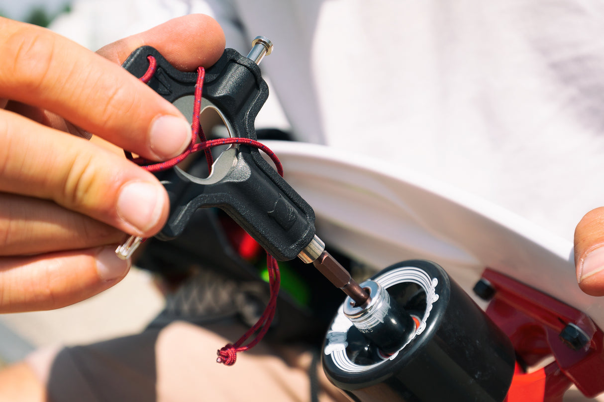 SKA310038 WICKED Cross Tool Rollschuhe & Skateboards | 13, 14 & 15mm Nuts | T-25 Torx | Bottle Opener Roller Skates Boards Quad Skates Werkzeug für Schlüssel Inbus Kugellagernase Nase Hebel Flaschenöffner Nose Bottle Opener Roller Skating Skateboarding Skatewerkzeug Skatettool Aggressive Inlineskates Aggressive Skates Stunt Skates Park Skates Aggro Trick Skating Skatepark Inline Skating Rollerblading Freizeitskates Freizeit Skating Inlinerfahren Inliner laufen Skating Rollerblades Inline Skateschule und Ska