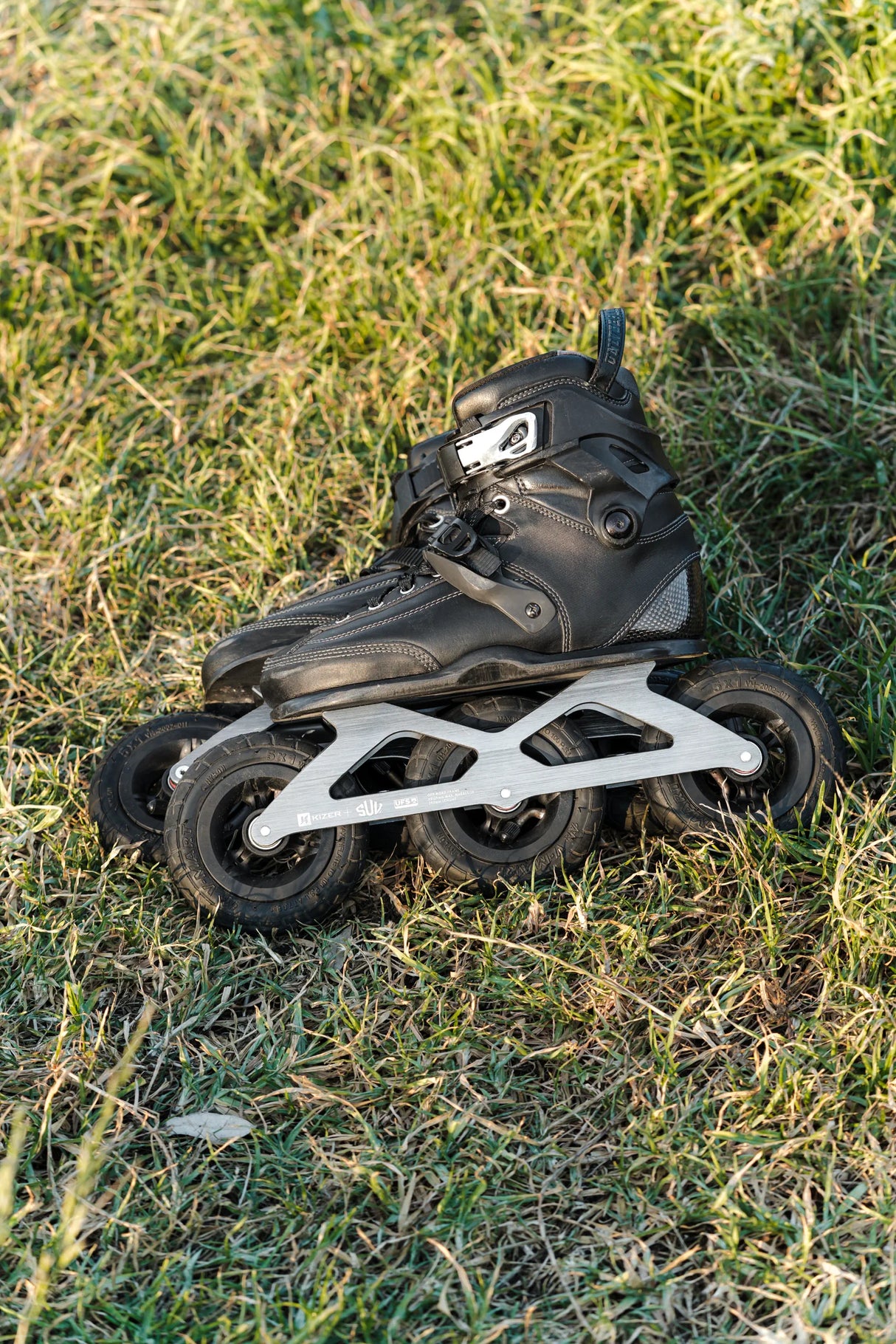 SKA800319 KIZER SUV 125 Offroad Frame Komplettpaket 3x125mm 295mm UFS Offroad Off-road SUV Flat Frame Schiene Frame Skate Schiene Aggressive Antirocker Frame Flat Frame Freestyle Frame Aggressive Inlineskates Aggressive Skates aggro skates stunt skates rollerblades aeon skates usd aeon flat frame Stunt Skates Park Skates Aggro Trick Skating Skatepark Inline Skating Rollerblading Freizeitskates Freizeit Skating Inlinerfahren Inliner laufen Skating Rollerblades Inline Skateschule und Skateshop SkaMiDan Weil a