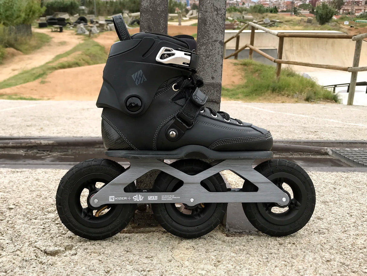 SKA800320_KIZER SUV 125 Offroad Frame Only 3x125mm 295mm UFS Offroad Off-road SUV Flat Frame Schiene Frame Skate Schiene Aggressive Antirocker Frame Flat Frame Freestyle Frame Aggressive Inlineskates Aggressive Skates aggro skates stunt skates rollerblades aeon skates usd aeon flat frame Stunt Skates Park Skates Aggro Trick Skating Skatepark Inline Skating Rollerblading Freizeitskates Freizeit Skating Inlinerfahren Inliner laufen Skating Rollerblades Inline Skateschule und Skateshop SkaMiDan Weil am Rhein D
