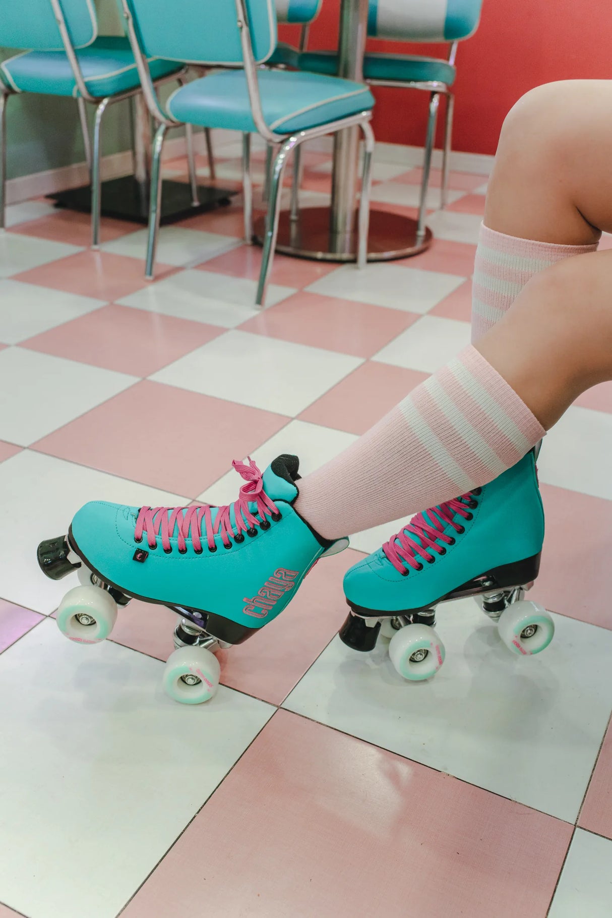 SKA810584 CHAYA Melrose Deluxe Turquois Roller Skates | Lifestyle Roller Skates Pink Park Lifestyle Rollschuhe Tanz Rollschuhe Barbie Park Quad Skates Roller Skates Lifestyle Rollschuhe Skatepark Rollschuhe Chaya Quad Skates Aggressive Quad Skates Rollschuhe Stunt Rollschuhe Rollkunstlauf Rollschuhe Rollerskates Schwarze Rollschuhe Lifestyle Rollschuhe Roller Skating Quad Skating Skateschule und Skateshop Weil am Rhein SkaMiDan Lörrach Freiburg Basel Deutschland Germany