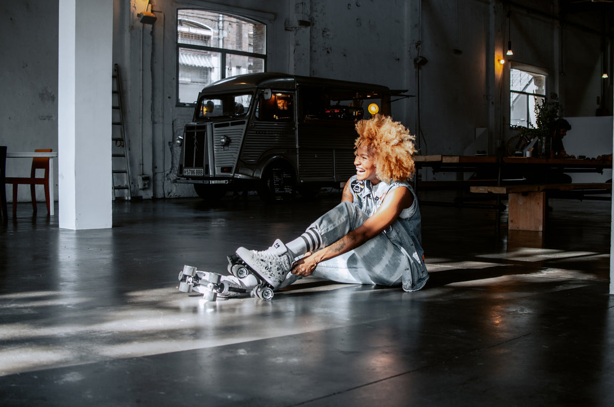 810673 CHAYA Sketch Vintage Roller Skates Roller Skates Lifestyle Roller Skates Rollschuhe Park Tanz Rollschuhe Barbie Park Quad Skates Roller Skates Lifestyle Rollschuhe Skatepark Rollschuhe Chaya Quad Skates Aggressive Quad Skates Rollschuhe Stunt Rollschuhe Rollkunstlauf Rollschuhe Rollerskates Schwarze Rollschuhe Lifestyle Rollschuhe Roller Skating Quad Skating Skateschule und Skateshop Weil am Rhein SkaMiDan Lörrach Freiburg Basel Deutschland Germany