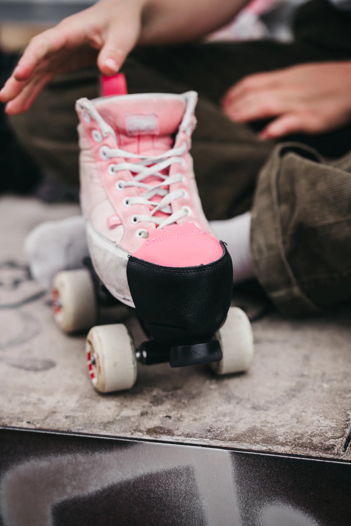 SKA810712 CHAYA Toe Protector Black Pink Schutz für den Zehenbereich deiner Rollschuhe Zehenschützer Zehenprotektor Toe Protectors Zehenstopper Ersatzstoppper Ersatzteil Gummi Gummistopper Bremse Roller Skates Skatepark Rollschuhe Chaya Quad Skates Aggressive Quad Skates Rollschuhe Stunt Rollschuhe Rollkunstlauf Rollschuhe Rollerskates Schwarze Rollschuhe Lifestyle Rollschuhe Roller Skating Quad Skating Skateschule und Skateshop Weil am Rhein SkaMiDan Lörrach Freiburg Basel Deutschland Germany