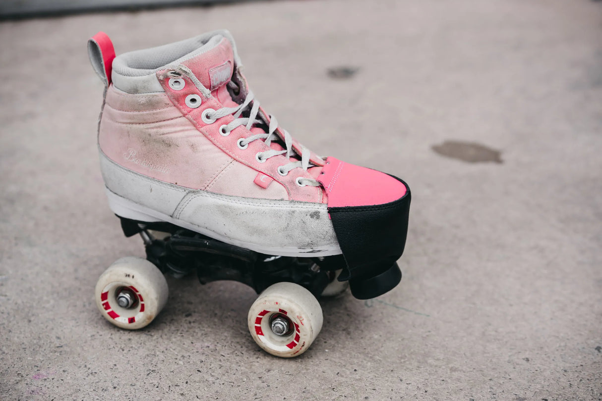 SKA810712 CHAYA Toe Protector Black Pink Schutz für den Zehenbereich deiner Rollschuhe Zehenschützer Zehenprotektor Toe Protectors Zehenstopper Ersatzstoppper Ersatzteil Gummi Gummistopper Bremse Roller Skates Skatepark Rollschuhe Chaya Quad Skates Aggressive Quad Skates Rollschuhe Stunt Rollschuhe Rollkunstlauf Rollschuhe Rollerskates Schwarze Rollschuhe Lifestyle Rollschuhe Roller Skating Quad Skating Skateschule und Skateshop Weil am Rhein SkaMiDan Lörrach Freiburg Basel Deutschland Germany