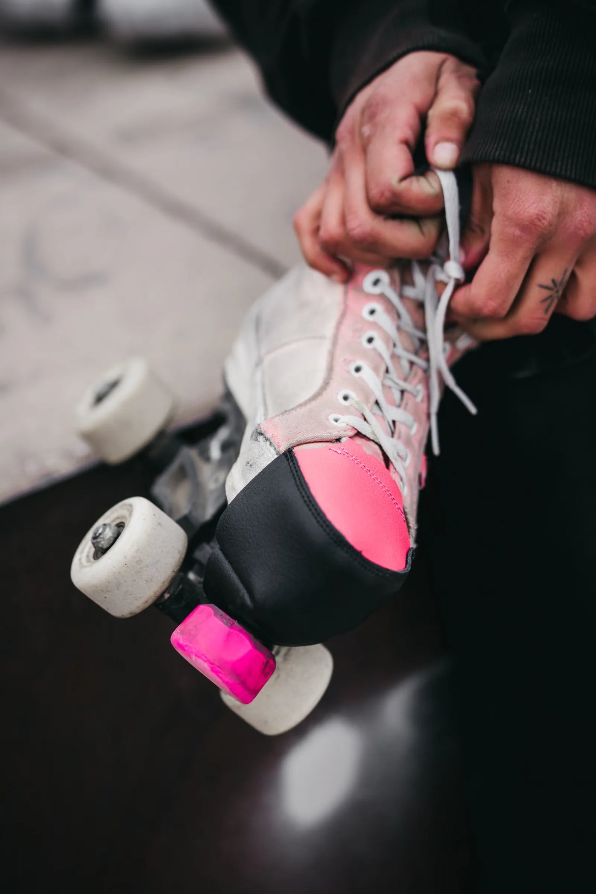 SKA810712 CHAYA Toe Protector Black Pink Schutz für den Zehenbereich deiner Rollschuhe Zehenschützer Zehenprotektor Toe Protectors Zehenstopper Ersatzstoppper Ersatzteil Gummi Gummistopper Bremse Roller Skates Skatepark Rollschuhe Chaya Quad Skates Aggressive Quad Skates Rollschuhe Stunt Rollschuhe Rollkunstlauf Rollschuhe Rollerskates Schwarze Rollschuhe Lifestyle Rollschuhe Roller Skating Quad Skating Skateschule und Skateshop Weil am Rhein SkaMiDan Lörrach Freiburg Basel Deutschland Germany