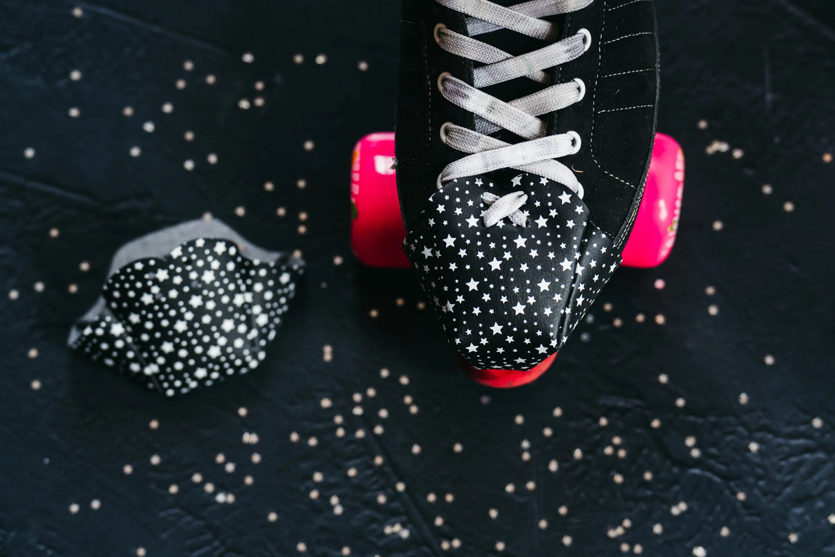 SKA810774 1-Paar Schutz für den Zehenbereich deiner Rollschuhe Zehenschützer Zehenprotektor Toe Protectors Zehenstopper Ersatzstoppper Ersatzteil Gummi Gummistopper Bremse Roller Skates Skatepark Rollschuhe Chaya Quad Skates Aggressive Quad Skates Rollschuhe Stunt Rollschuhe Rollkunstlauf Rollschuhe Rollerskates Schwarze Rollschuhe Lifestyle Rollschuhe Roller Skating Quad Skating Skateschule und Skateshop Weil am Rhein SkaMiDan Lörrach Freiburg Basel Deutschland Germany