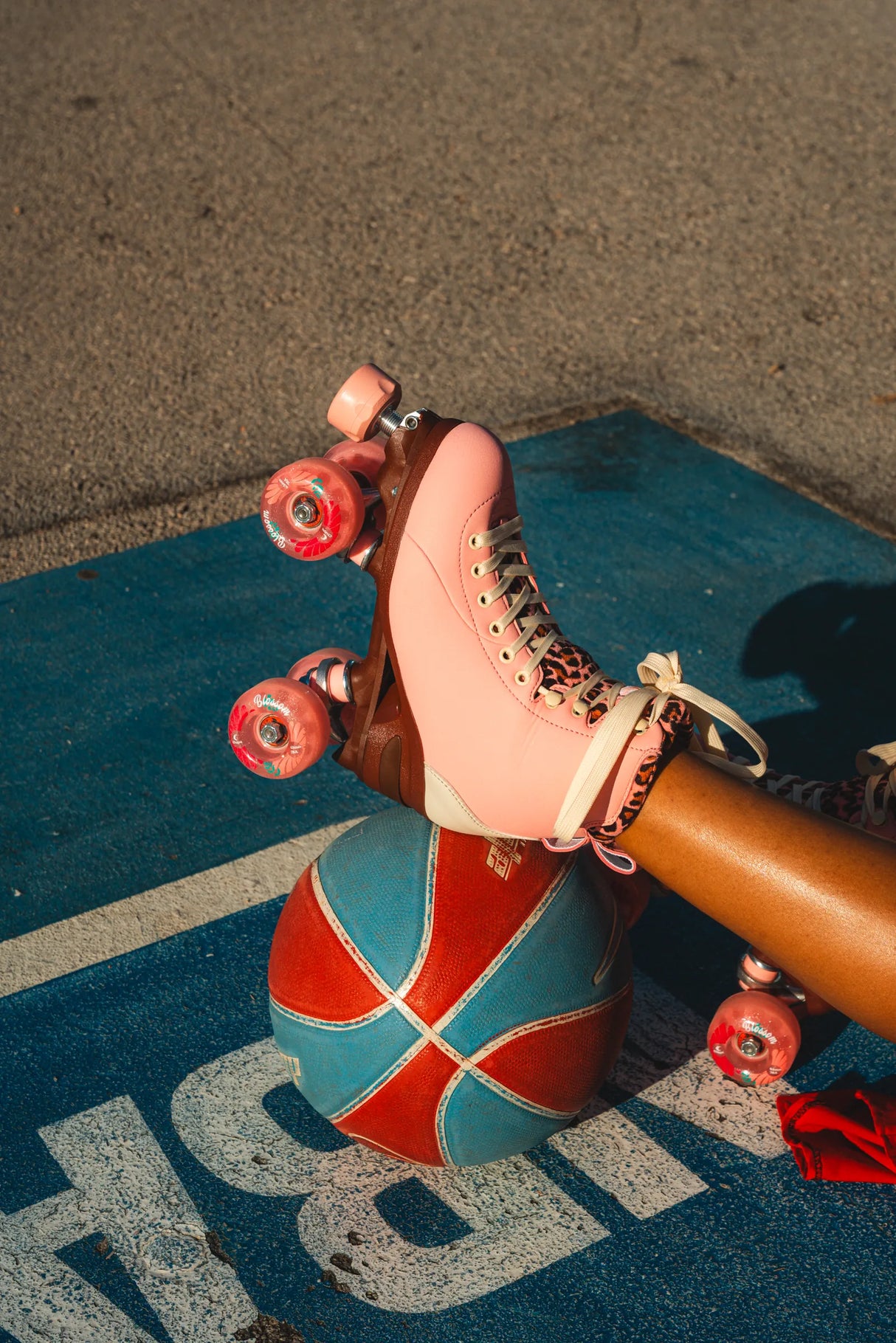 SKA810801 CHAYA Miyu Pink Leopard Roller Skates | Pinke Rollschuhe | Lifestyle Rollschuhe Skates Plates Roller Skates Skatepark Rollschuhe Chaya Quad Skates Aggressive Quad Skates Rollschuhe Stunt Rollschuhe Rollkunstlauf Rollschuhe Rollerskates Schwarze Rollschuhe Lifestyle Rollschuhe Roller Skating Quad Skating Skateschule und Skateshop Weil am Rhein SkaMiDan Lörrach Freiburg Basel Deutschland Germany