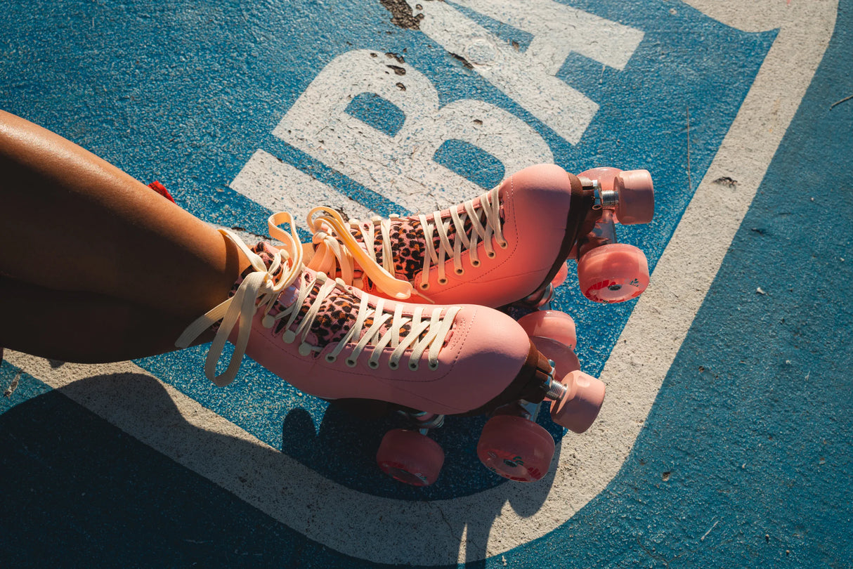 SKA810801 CHAYA Miyu Pink Leopard Roller Skates | Pinke Rollschuhe | Lifestyle Rollschuhe Skates Plates Roller Skates Skatepark Rollschuhe Chaya Quad Skates Aggressive Quad Skates Rollschuhe Stunt Rollschuhe Rollkunstlauf Rollschuhe Rollerskates Schwarze Rollschuhe Lifestyle Rollschuhe Roller Skating Quad Skating Skateschule und Skateshop Weil am Rhein SkaMiDan Lörrach Freiburg Basel Deutschland Germany