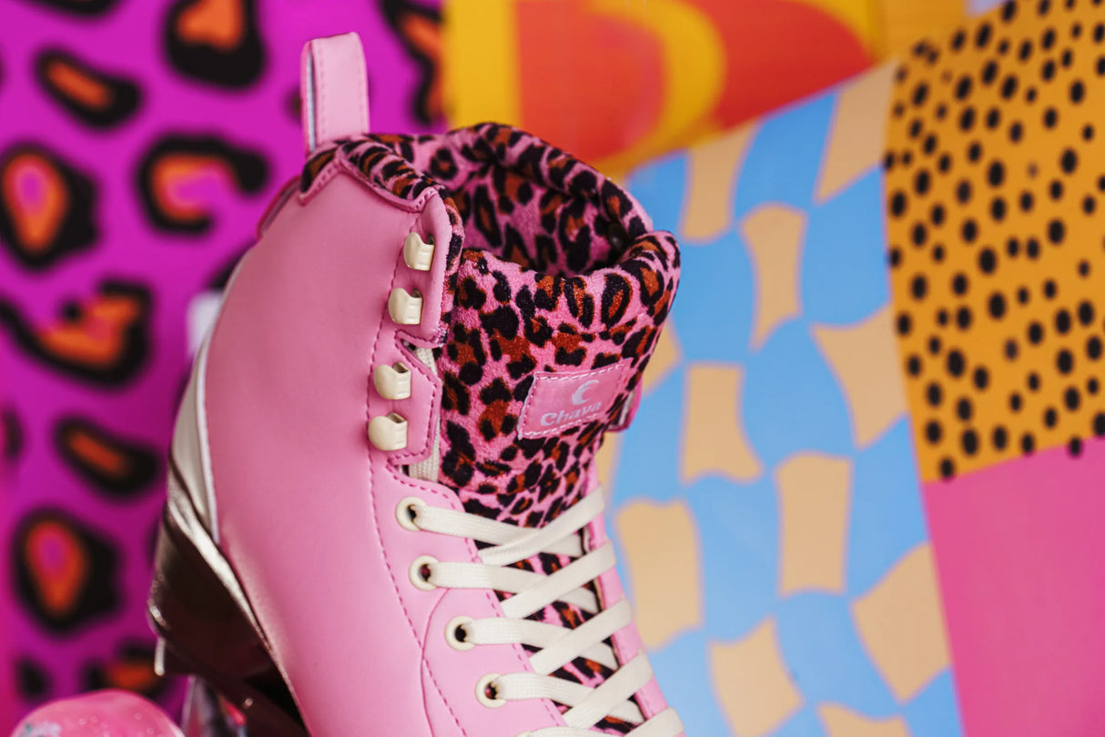 SKA810801 CHAYA Miyu Pink Leopard Roller Skates | Pinke Rollschuhe | Lifestyle Rollschuhe Skates Plates Roller Skates Skatepark Rollschuhe Chaya Quad Skates Aggressive Quad Skates Rollschuhe Stunt Rollschuhe Rollkunstlauf Rollschuhe Rollerskates Schwarze Rollschuhe Lifestyle Rollschuhe Roller Skating Quad Skating Skateschule und Skateshop Weil am Rhein SkaMiDan Lörrach Freiburg Basel Deutschland Germany