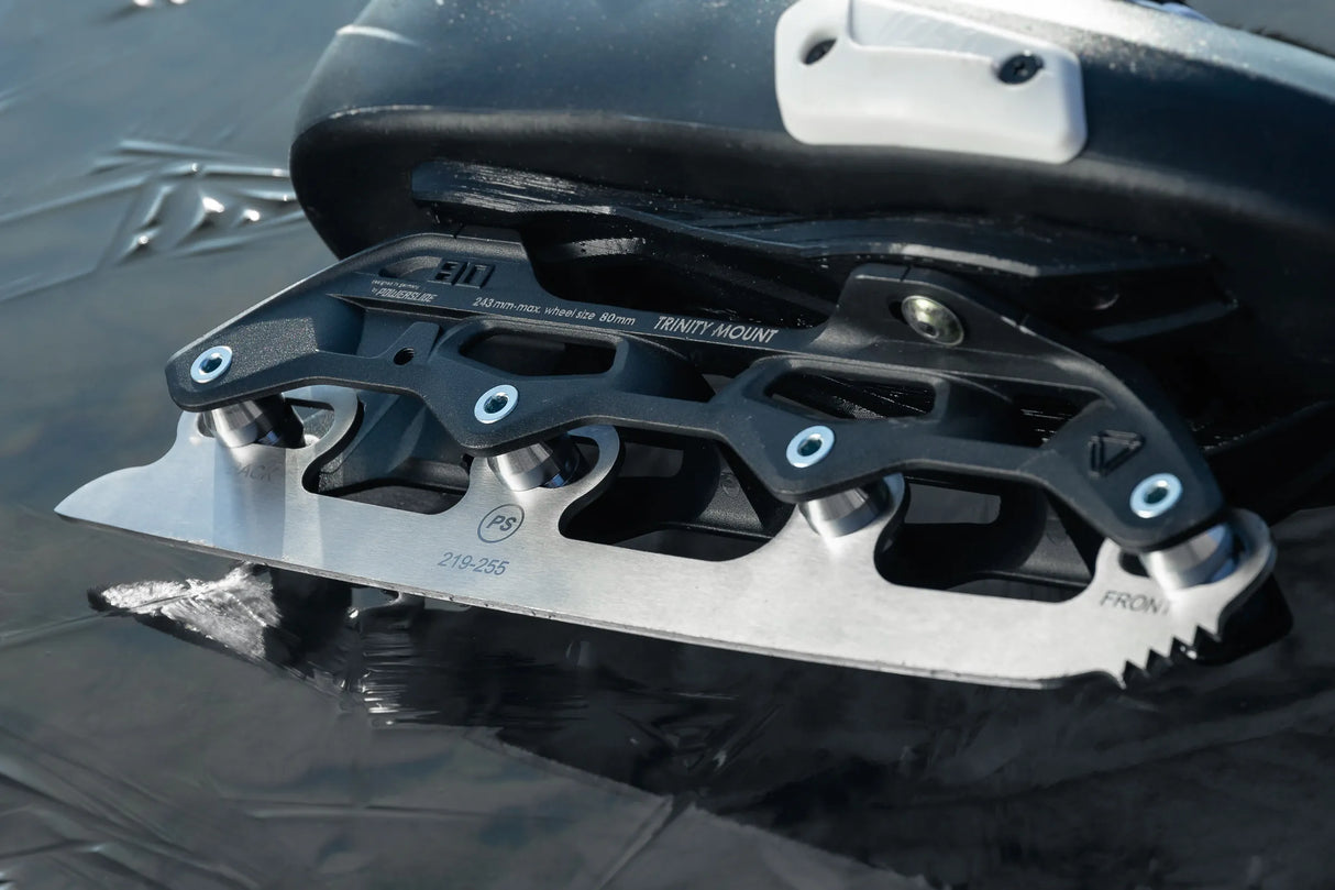 SKA902297 POWERSLIDE Sabres W4 Convertible Ice Blades Teeth Black | Schwarz | Schlittschuhkufen für Inlineskates Inliner Schlittschuhkufen Eiskufen für Inlineskates Eiskufen Inliner Eiskufen Rollerblades Eislaufen Schlittschuhkufen Inliner Schlittschuhkufen Iceblades rollerblades ice blades inline skates Inlinskates Triskates Dreiroller Kufen für Inlineskates Schlittschuhkufen für Skates Rollerblades rollerblading convertible ice blades transformer ice blades inline skating inlineksates inline skating ice s