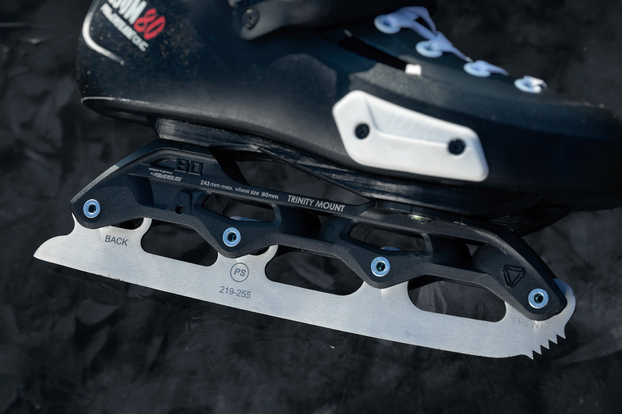 SKA902277 POWERSLIDE Sabres Convertible Ice Blades W4 Teeth Zähnen Inliner Schlittschuhkufen Kufen für Inlineskates Schlittschuhkufen für Skates Rollerblades rollerblading convertible ice blades transformer ice blades inline skating inlineksates inline skating ice skating ice blades schlittschuhlaufen schlittschuhfahren eislaufen ice skating Schlittschuhkufen für inlineskates eisklingen klingen hockey fitness eisbahn eisfeld Skateschule und Skateshop Weil am Rhein SkaMiDan Lörrach Freiburg Basel Deutschland