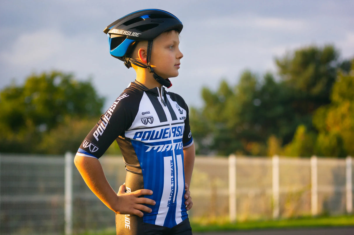 SKA903263 POWERSLIDE Race Attack Skatehelm Black Blue Fitness Skatehelm Rennhelm Race Helm Race Helmet protectors skate helmet aggressive helmet wind helmet skatehelm surzhelm radhelm fahrradhelm sporthelm schutzhelm Skate Schützer Inliner Schützer Schutzausrüstung Fingerschutz Handschuhe inline skating inliner inlineksaten rollerbladen rollerskaten Inlineskates Rollerblades Fitness Skates Slalom Skates rollerblades rollerblading inline skating Lörrach Freiburg Basel Inliner Skateschule und Skateshop Weil a