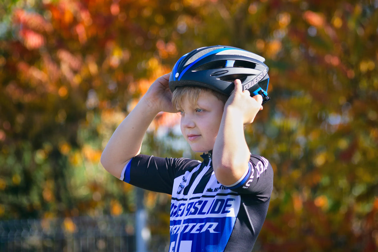 SKA903263 POWERSLIDE Race Attack Skatehelm Black Blue Fitness Skatehelm Rennhelm Race Helm Race Helmet protectors skate helmet aggressive helmet wind helmet skatehelm surzhelm radhelm fahrradhelm sporthelm schutzhelm Skate Schützer Inliner Schützer Schutzausrüstung Fingerschutz Handschuhe inline skating inliner inlineksaten rollerbladen rollerskaten Inlineskates Rollerblades Fitness Skates Slalom Skates rollerblades rollerblading inline skating Lörrach Freiburg Basel Inliner Skateschule und Skateshop Weil a