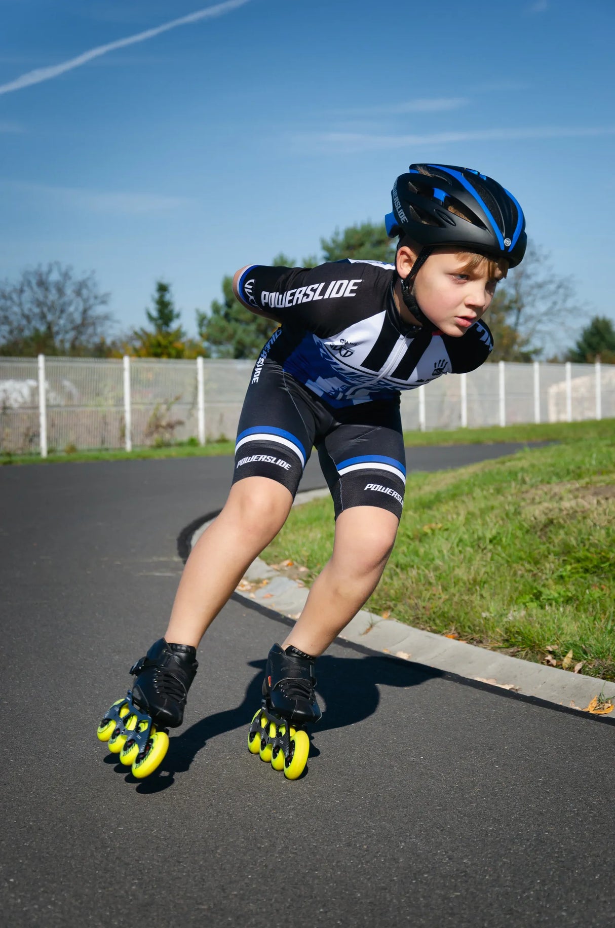 SKA903263 POWERSLIDE Race Attack Skatehelm Black Blue Fitness Skatehelm Rennhelm Race Helm Race Helmet protectors skate helmet aggressive helmet wind helmet skatehelm surzhelm radhelm fahrradhelm sporthelm schutzhelm Skate Schützer Inliner Schützer Schutzausrüstung Fingerschutz Handschuhe inline skating inliner inlineksaten rollerbladen rollerskaten Inlineskates Rollerblades Fitness Skates Slalom Skates rollerblades rollerblading inline skating Lörrach Freiburg Basel Inliner Skateschule und Skateshop Weil a