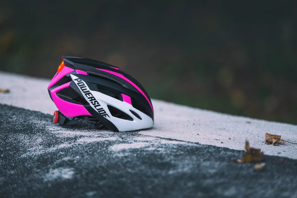 SKA903264 POWERSLIDE Race Attack Skatehelm Black Pink Fitness Skatehelm Rennhelm Race Helm Race Helmet protectors skate helmet aggressive helmet wind helmet skatehelm surzhelm radhelm fahrradhelm sporthelm schutzhelm Skate Schützer Inliner Schützer Schutzausrüstung Fingerschutz Handschuhe inline skating inliner inlineksaten rollerbladen rollerskaten Inlineskates Rollerblades Fitness Skates Slalom Skates rollerblades rollerblading inline skating Lörrach Freiburg Basel Inliner Skateschule und Skateshop Weil a