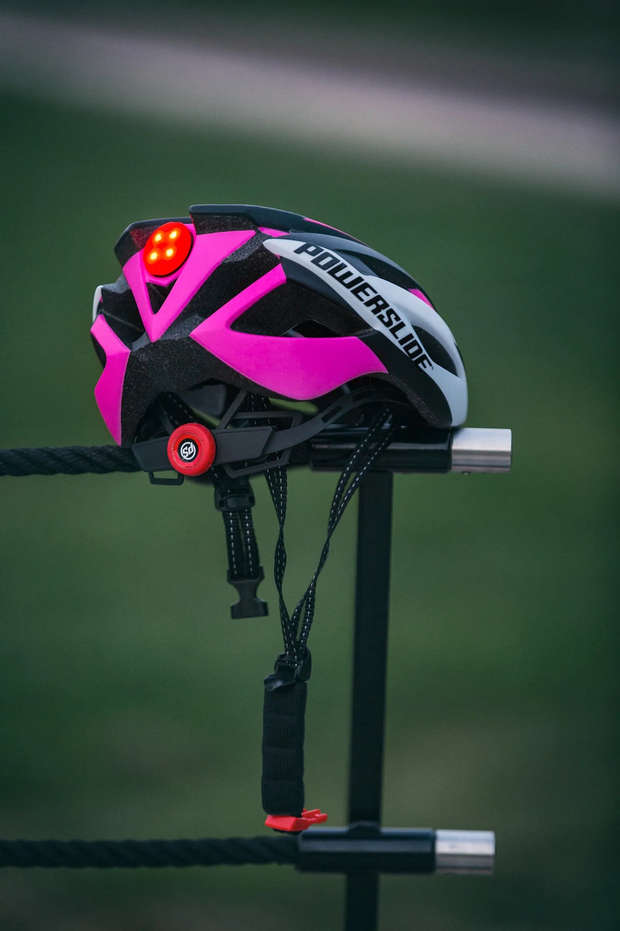 SKA903264 POWERSLIDE Race Attack Skatehelm Black Pink Fitness Skatehelm Rennhelm Race Helm Race Helmet protectors skate helmet aggressive helmet wind helmet skatehelm surzhelm radhelm fahrradhelm sporthelm schutzhelm Skate Schützer Inliner Schützer Schutzausrüstung Fingerschutz Handschuhe inline skating inliner inlineksaten rollerbladen rollerskaten Inlineskates Rollerblades Fitness Skates Slalom Skates rollerblades rollerblading inline skating Lörrach Freiburg Basel Inliner Skateschule und Skateshop Weil a