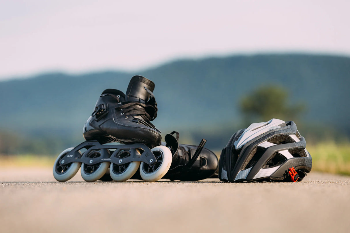 SKA903274 POWERSLIDE Sportstyle Skatehelm Black Grey Fitness Skatehelm Rennhelm Race Helm Race Helmet protectors skate helmet aggressive helmet wind helmet skatehelm surzhelm radhelm fahrradhelm sporthelm schutzhelm Skate Schützer Inliner Schützer Schutzausrüstung Fingerschutz Handschuhe inline skating inliner inlineksaten rollerbladen rollerskaten Inlineskates Rollerblades Fitness Skates Slalom Skates rollerblades rollerblading inline skating Lörrach Freiburg Basel Inliner Skateschule und Skateshop Weil am