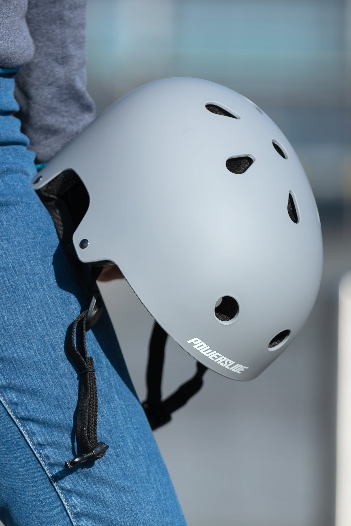 SKA903280 POWERSLIDE Urban Dark Grey Skatehelm XXII Stunt Skatehelm Größenverstellbar protectors skate helmet aggressive helmet wind helmet skatehelm surzhelm radhelm fahrradhelm sporthelm schutzhelm Skate Schützer Inliner Schützer Schutzausrüstung Fingerschutz Handschuhe inline skating inliner inlineksaten rollerbladen rollerskaten Inlineskates Rollerblades Fitness Skates Slalom Skates rollerblades rollerblading inline skating Lörrach Freiburg Basel Inliner Skateschule und Skateshop Weil am Rhein SkaMiDan