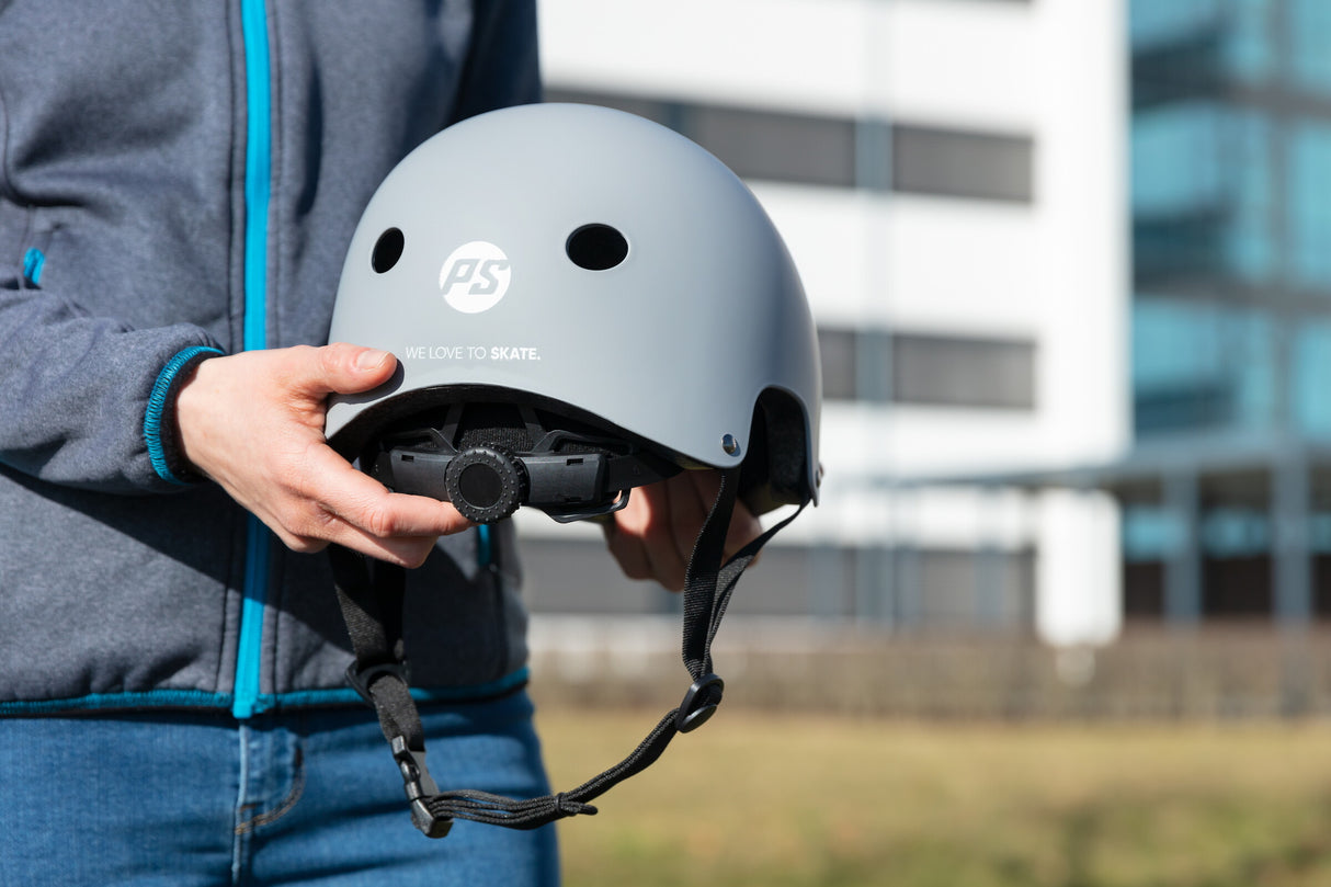 SKA903280 POWERSLIDE Urban Dark Grey Skatehelm XXII Stunt Skatehelm Größenverstellbar protectors skate helmet aggressive helmet wind helmet skatehelm surzhelm radhelm fahrradhelm sporthelm schutzhelm Skate Schützer Inliner Schützer Schutzausrüstung Fingerschutz Handschuhe inline skating inliner inlineksaten rollerbladen rollerskaten Inlineskates Rollerblades Fitness Skates Slalom Skates rollerblades rollerblading inline skating Lörrach Freiburg Basel Inliner Skateschule und Skateshop Weil am Rhein SkaMiDan