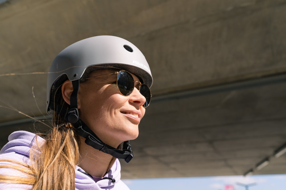 SKA903280 POWERSLIDE Urban Dark Grey Skatehelm XXII Stunt Skatehelm Größenverstellbar protectors skate helmet aggressive helmet wind helmet skatehelm surzhelm radhelm fahrradhelm sporthelm schutzhelm Skate Schützer Inliner Schützer Schutzausrüstung Fingerschutz Handschuhe inline skating inliner inlineksaten rollerbladen rollerskaten Inlineskates Rollerblades Fitness Skates Slalom Skates rollerblades rollerblading inline skating Lörrach Freiburg Basel Inliner Skateschule und Skateshop Weil am Rhein SkaMiDan