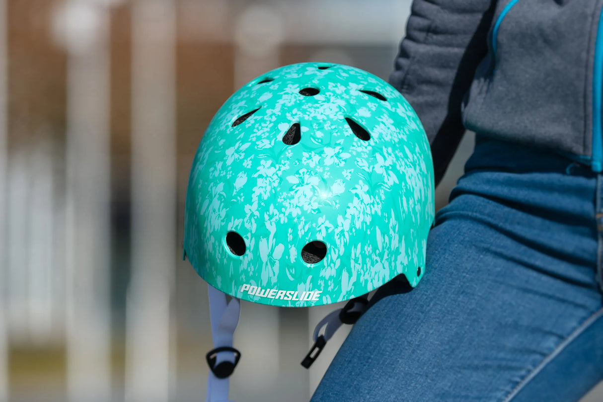 SKA903284 POWERSLIDE Pro Urban Floral Skatehelm XXII Stunt Skatehelm Größenverstellbar protectors skate helmet aggressive helmet wind helmet skatehelm surzhelm radhelm fahrradhelm sporthelm schutzhelm Skate Schützer Inliner Schützer Schutzausrüstung Fingerschutz Handschuhe inline skating inliner inlineksaten rollerbladen rollerskaten Inlineskates Rollerblades Fitness Skates Slalom Skates rollerblades rollerblading inline skating Lörrach Freiburg Basel Inliner Skateschule und Skateshop Weil am Rhein SkaMiDan