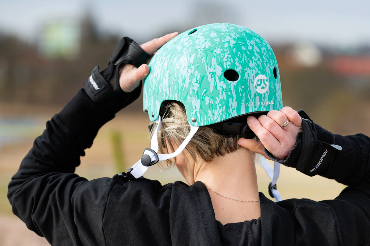 SKA903284 POWERSLIDE Pro Urban Floral Skatehelm XXII Stunt Skatehelm Größenverstellbar protectors skate helmet aggressive helmet wind helmet skatehelm surzhelm radhelm fahrradhelm sporthelm schutzhelm Skate Schützer Inliner Schützer Schutzausrüstung Fingerschutz Handschuhe inline skating inliner inlineksaten rollerbladen rollerskaten Inlineskates Rollerblades Fitness Skates Slalom Skates rollerblades rollerblading inline skating Lörrach Freiburg Basel Inliner Skateschule und Skateshop Weil am Rhein SkaMiDan