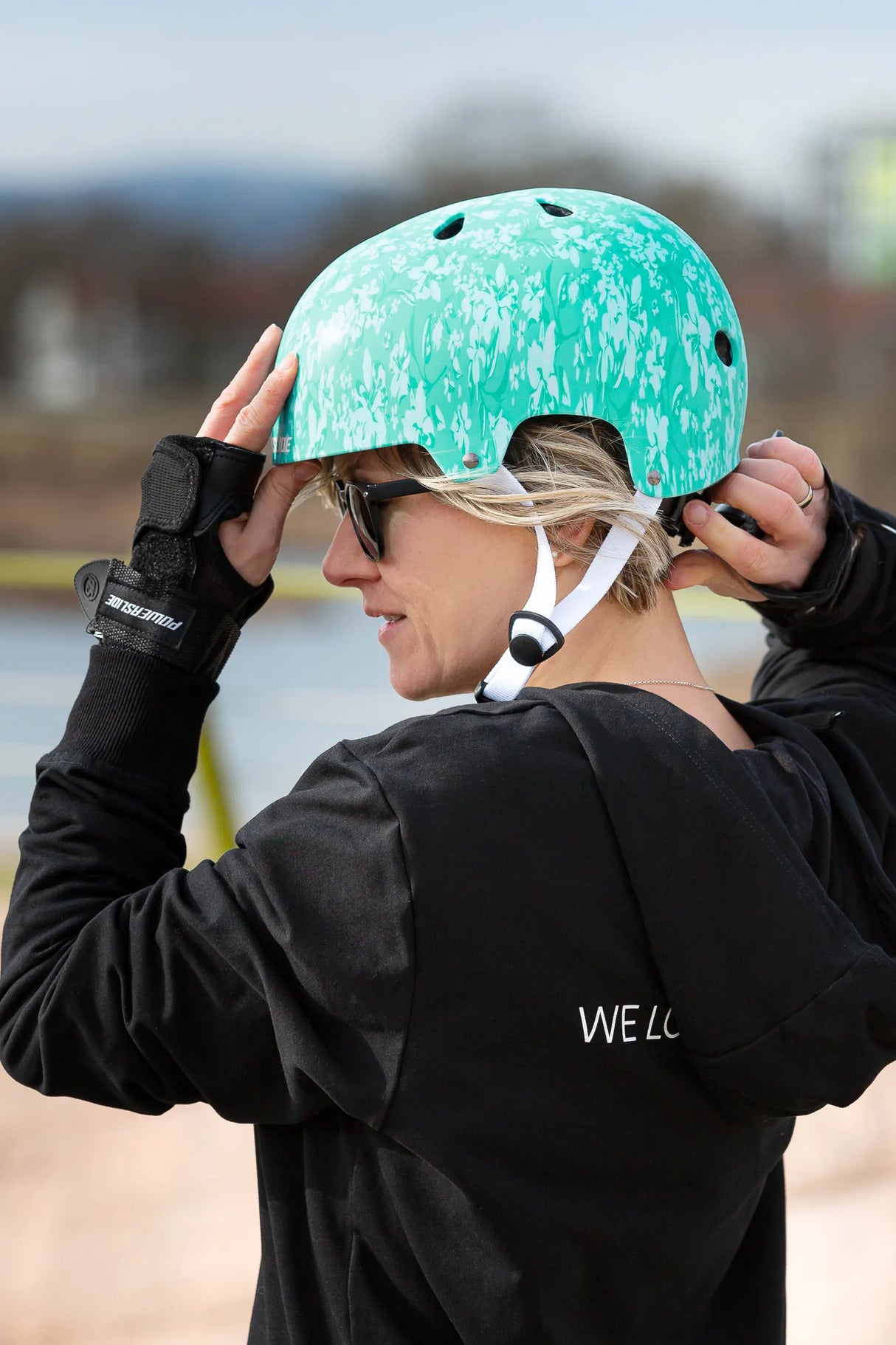 SKA903284 POWERSLIDE Pro Urban Floral Skatehelm XXII Stunt Skatehelm Größenverstellbar protectors skate helmet aggressive helmet wind helmet skatehelm surzhelm radhelm fahrradhelm sporthelm schutzhelm Skate Schützer Inliner Schützer Schutzausrüstung Fingerschutz Handschuhe inline skating inliner inlineksaten rollerbladen rollerskaten Inlineskates Rollerblades Fitness Skates Slalom Skates rollerblades rollerblading inline skating Lörrach Freiburg Basel Inliner Skateschule und Skateshop Weil am Rhein SkaMiDan