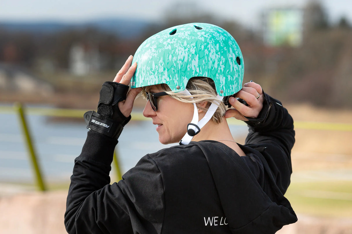 SKA903284 POWERSLIDE Pro Urban Floral Skatehelm XXII Stunt Skatehelm Größenverstellbar protectors skate helmet aggressive helmet wind helmet skatehelm surzhelm radhelm fahrradhelm sporthelm schutzhelm Skate Schützer Inliner Schützer Schutzausrüstung Fingerschutz Handschuhe inline skating inliner inlineksaten rollerbladen rollerskaten Inlineskates Rollerblades Fitness Skates Slalom Skates rollerblades rollerblading inline skating Lörrach Freiburg Basel Inliner Skateschule und Skateshop Weil am Rhein SkaMiDan