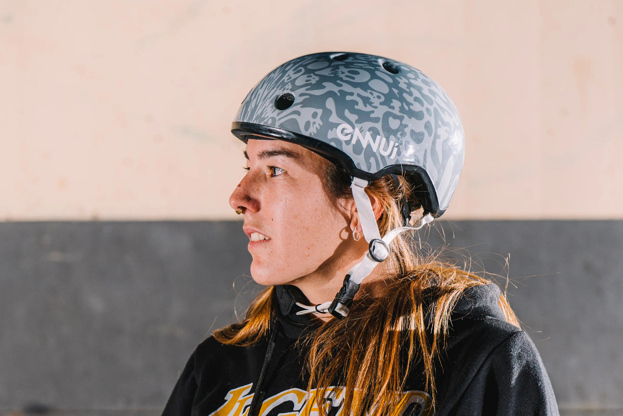 SKA920110_ENNUI Elite Deadly Smoke Grey Skatehelm Stunt Skatehelm Größenverstellbar protectors skate helmet aggressive helmet wind helmet skatehelm surzhelm radhelm fahrradhelm sporthelm schutzhelm Skate Schützer Inliner Schützer Schutzausrüstung Fingerschutz Handschuhe inline skating inliner inlineksaten rollerbladen rollerskaten Inlineskates Rollerblades Fitness Skates Slalom Skates rollerblades rollerblading inline skating Lörrach Freiburg Basel Inliner Skateschule und Skateshop Weil am Rhein SkaMiDan