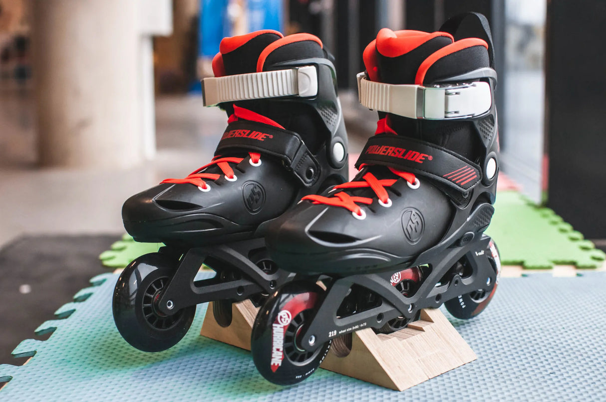 SKA940637 POWERSLIDE Jet Pro Black Kids Inlineskates (größenverstellbar) Inliner Skateschule und Skateshop Weil am Rhein SkaMiDan