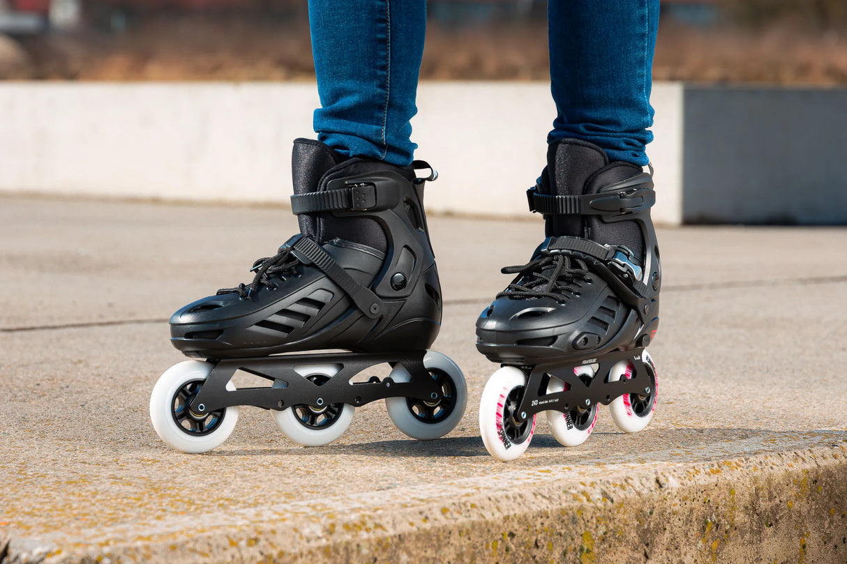 SKA940642 POWERSLIDE Khaan Junior Pro Black Kinder Inlineskates | Größenverstellbar SGD Stopper SQD Pad für Kinder Inlineskates Kinder Inliner Kids Skates Rollerblades Inlineskates für Kinder Junior Skates Verstellbare Skates Größenverstlelbare Inlineskates für Kinder Kinder Inliner Kids Inliner Kids Rollerblades Urban Inline Skating Urban Inline Skating Freeskates City Skates Fitness Inliner Sport Skates Sport Inliner Rollerblades Rollerblading Lörrach Freiburg Basel Inliner Skateschule und Skateshop Weil