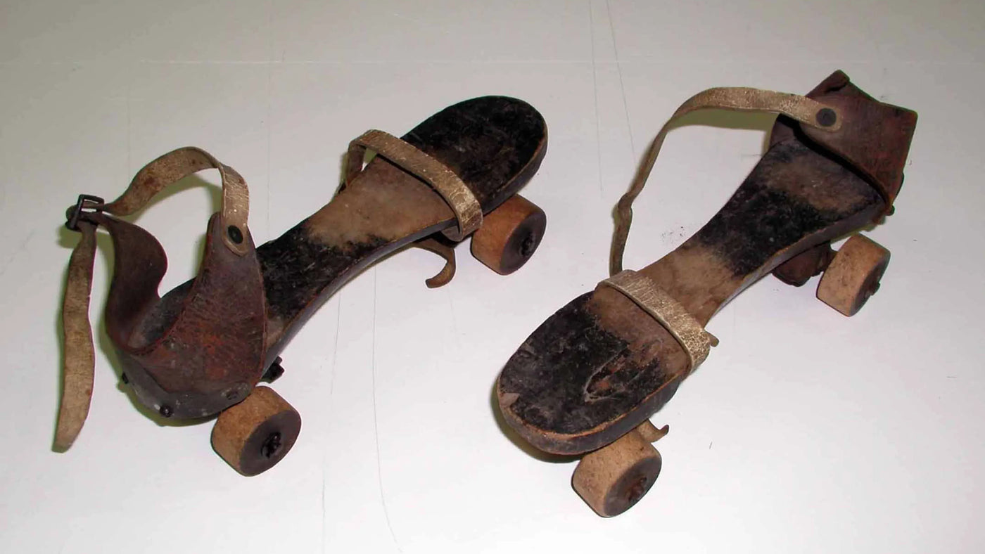 Inlineskates, bzw. Rollschuhe aus dem Jahre 1863 – Quelle: Wikimedia Commons
