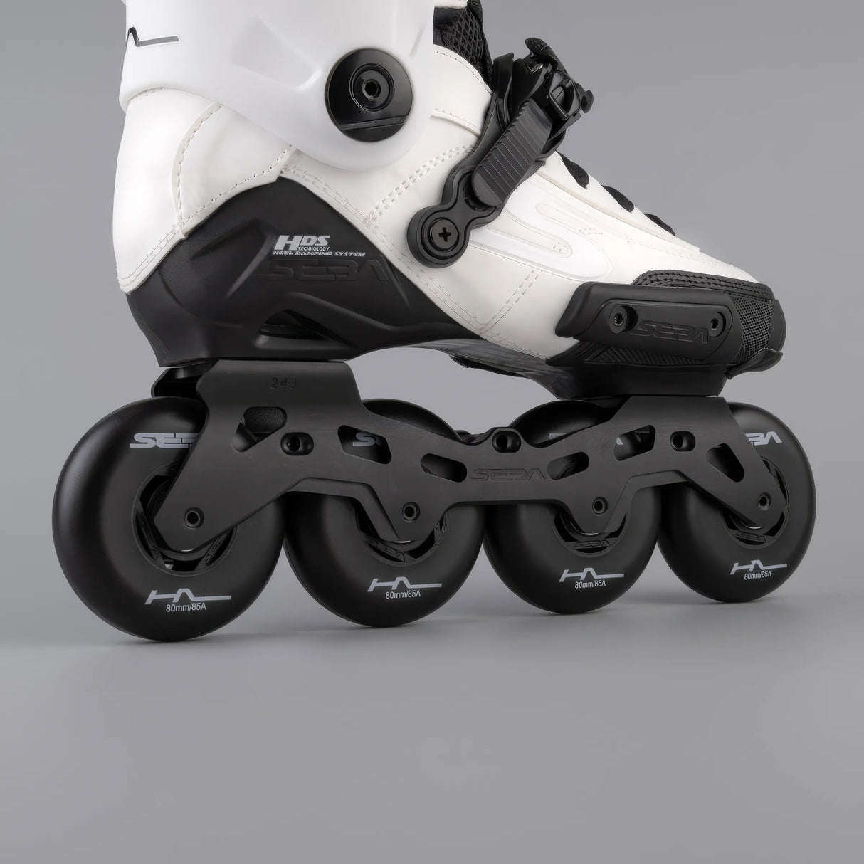 SKA24SSK-SHL80-WH SEBA Skates High Light 80 – White 2025 | 165mm Dual Point Mounting | Urban & Freestyle Inlineskates Freeskates inline trick skaten Urban Inlineskates Freestyle Inlineskates Free Skates Slalom Skates Freestyle Inlineskates Freestyle Rollerblades Slalom Blades Urban Inlineskates Freeskates Fitness Inlineskates Inlineskates Sport Inline Skates Rollerblades Urban Inline Skating Urban Inline Skating Freeskates Trainng Skates Strecken Skates Trinity Skates Einsteiger Beginner Inlineskates Inline