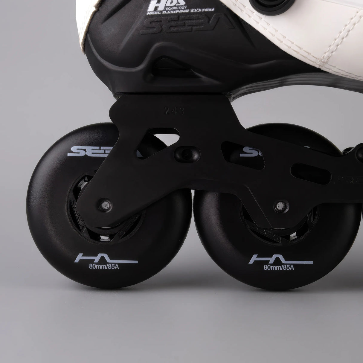 SKA24SSK-SHL80-WH SEBA Skates High Light 80 – White 2025 | 165mm Dual Point Mounting | Urban & Freestyle Inlineskates Freeskates inline trick skaten Urban Inlineskates Freestyle Inlineskates Free Skates Slalom Skates Freestyle Inlineskates Freestyle Rollerblades Slalom Blades Urban Inlineskates Freeskates Fitness Inlineskates Inlineskates Sport Inline Skates Rollerblades Urban Inline Skating Urban Inline Skating Freeskates Trainng Skates Strecken Skates Trinity Skates Einsteiger Beginner Inlineskates Inline