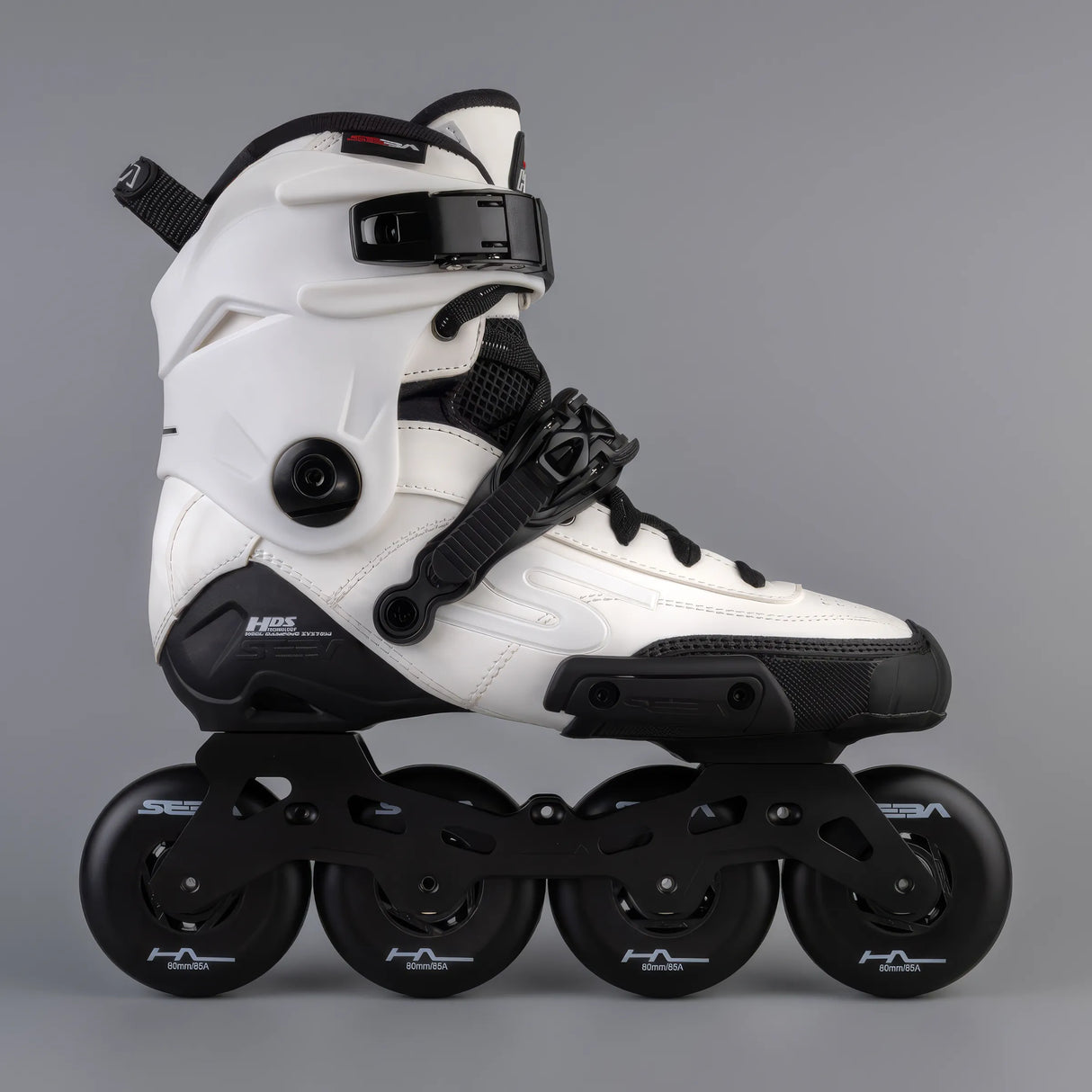 SKA24SSK-SHL80-WH SEBA Skates High Light 80 – White 2025 | 165mm Dual Point Mounting | Urban & Freestyle Inlineskates Freeskates inline trick skaten Urban Inlineskates Freestyle Inlineskates Free Skates Slalom Skates Freestyle Inlineskates Freestyle Rollerblades Slalom Blades Urban Inlineskates Freeskates Fitness Inlineskates Inlineskates Sport Inline Skates Rollerblades Urban Inline Skating Urban Inline Skating Freeskates Trainng Skates Strecken Skates Trinity Skates Einsteiger Beginner Inlineskates Inline