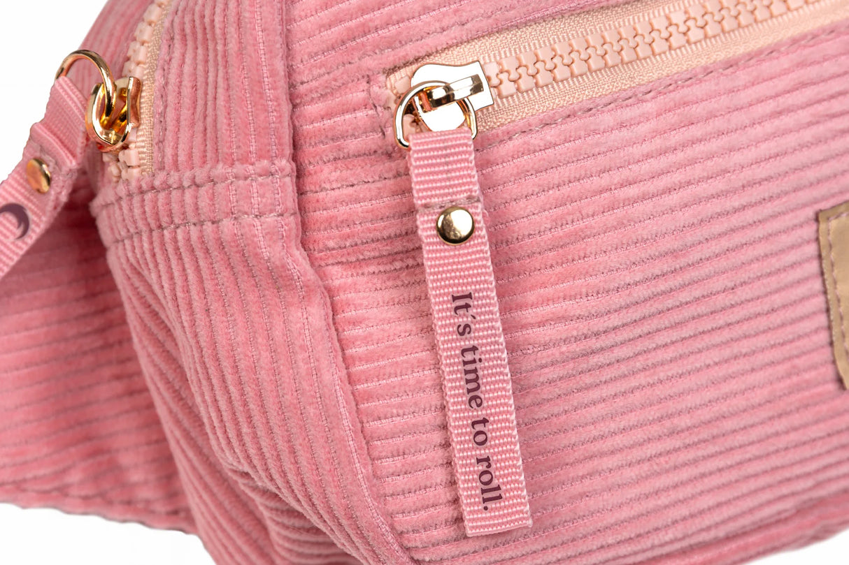 SKA810697 SKA810698 SKA810699 CHAYA Fanny Bag | RFiD Bauchtasche, bzw. Gürteltasche | Praktische Hüfttasche für das Skating CHAYA Fanny Bag | RFiD belt bag or bum bag | practical hip bag for skating Grün Rosa Schwarz Green Pink Black | Funktioneller Roller Skating Rucksack mit Halterungen für Rollschuhe Skaterucksack Rucksack für die Befestigung von Rollschuhe Park Quad Skates Chaya Plates Roller Skates Aggressive Quad Skates Park Rollschuhe Lifestyle Rollschuhe Lifestyle Roller Skates Skaterpark Stunt Roll