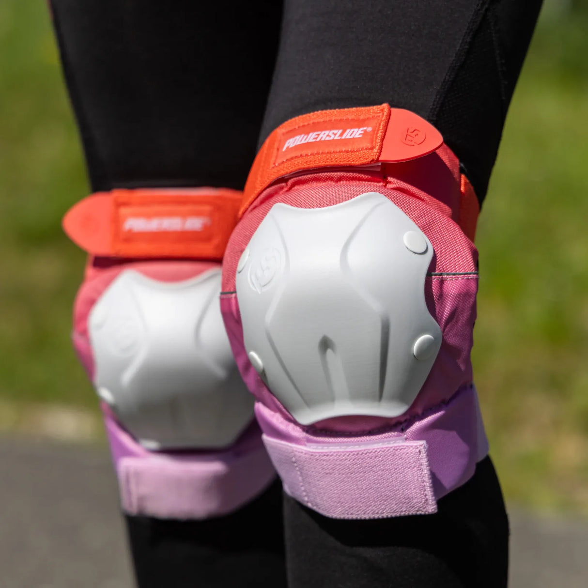 SKA903296 POWERSLIDE Standard Set Red Pink | Schoner Set | Schützerset | Protektor for Inline Skating | Urban Inline Skating | Urbanes Inline Skaten | Schützer Für das Fitness Inline Skating | Fitness Skating Protektors | Schoner für Inline Skater | Protektion for Inline Skater | Knee Pads | Knieschützer | Knieschoner | Elbow Pads | Ellenbogen Protektoren | Lörrach Freiburg Basel Inliner Skateschule und Skateshop Weil am Rhein SkaMiDan Deutschland Germany
