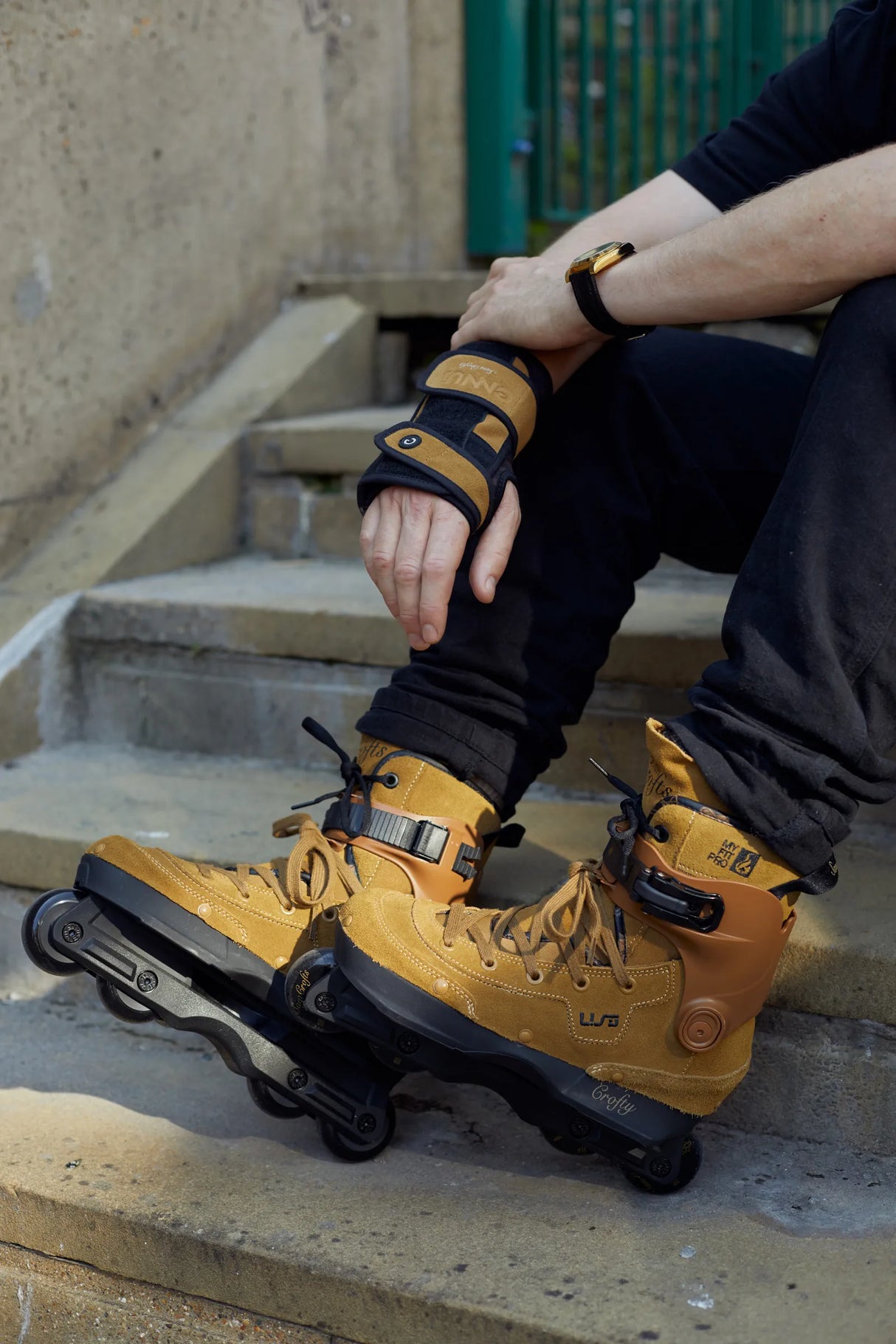 SKA920135 ENNUI City Wristguard Sam Crofts Pro – Brown | City Wrist Brace Handgelenkschoner | Pro Handgelenkschützer | Schienbeinschoner Socken | Polster Hose | Protektoren Helm Protector Helmet Skater Schutzausrüstung Skate Protective equipment Handgelenkschoner Knieschützer Ellenbogen Polster Schienguards Schienbeinschoner | Lörrach Freiburg Basel Inliner Skateschule und Skateshop Weil am Rhein SkaMiDan Deutschland Germany