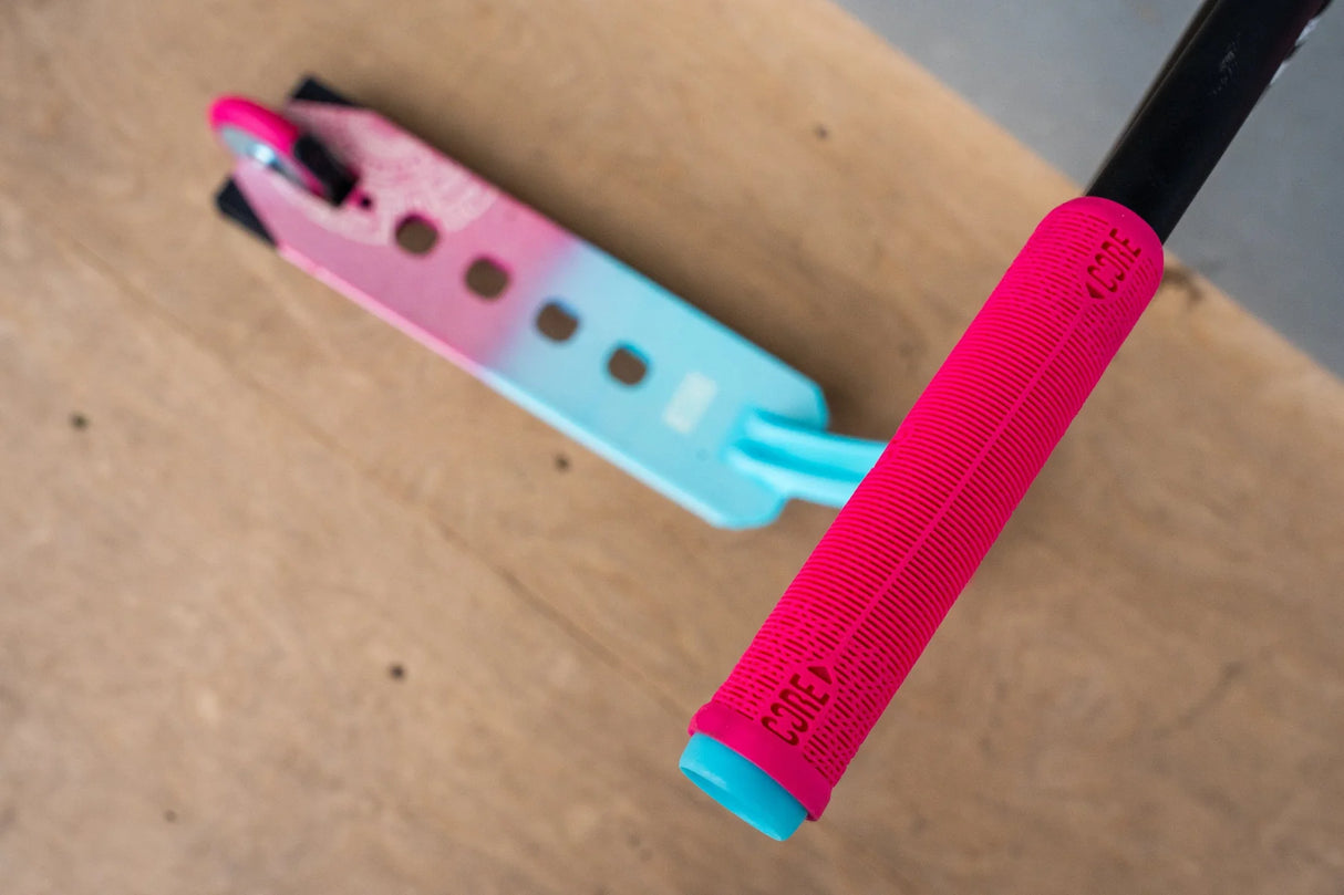 SKACRE-CL1-PT CORE CL1 Stunt Scooter Pro – Pink Türkis Pink Turquoise | Stunt Roller für Fortgeschrittene und Profis | Trickroller für den Skatepark Stunt Scooter Kicker Trottinett Scootering Soots Scootworld SkaMiDan Weil am Rhein Basel Lörrach Freiburg Schweiz Deutschland Switzerland Germany Bale Skatepark Roller Stunt Roller Tretroller Action Scooter Kinder Roller Kids Children Stunts Park Trick Scooter