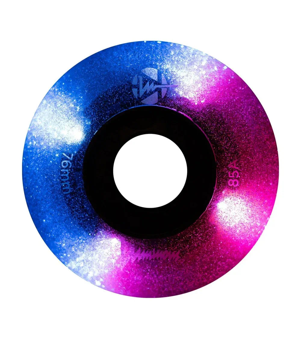 SKALUWL-LU76-GA-BK/Galaxy Luminous LED Wheels 76mm 85A | Luminous LED Rollen für Inlineskates in Galaxy | 4-Pack || Inline Skating Rollen Inline Skating Wheels Rollerblading Wheels Inline Skating Rollerblading Inlineskaterollen Skating Wheels for Rollerblader Rollen für Inlineskater Lörrach Freiburg Basel Inliner Richtige Größe right Size for Rollerblades Langhaltende Inlineskaterollen Longlasting Wheels for Rollerblading Skateschule und Skateshop Weil am Rhein SkaMiDan Deutschland Germany