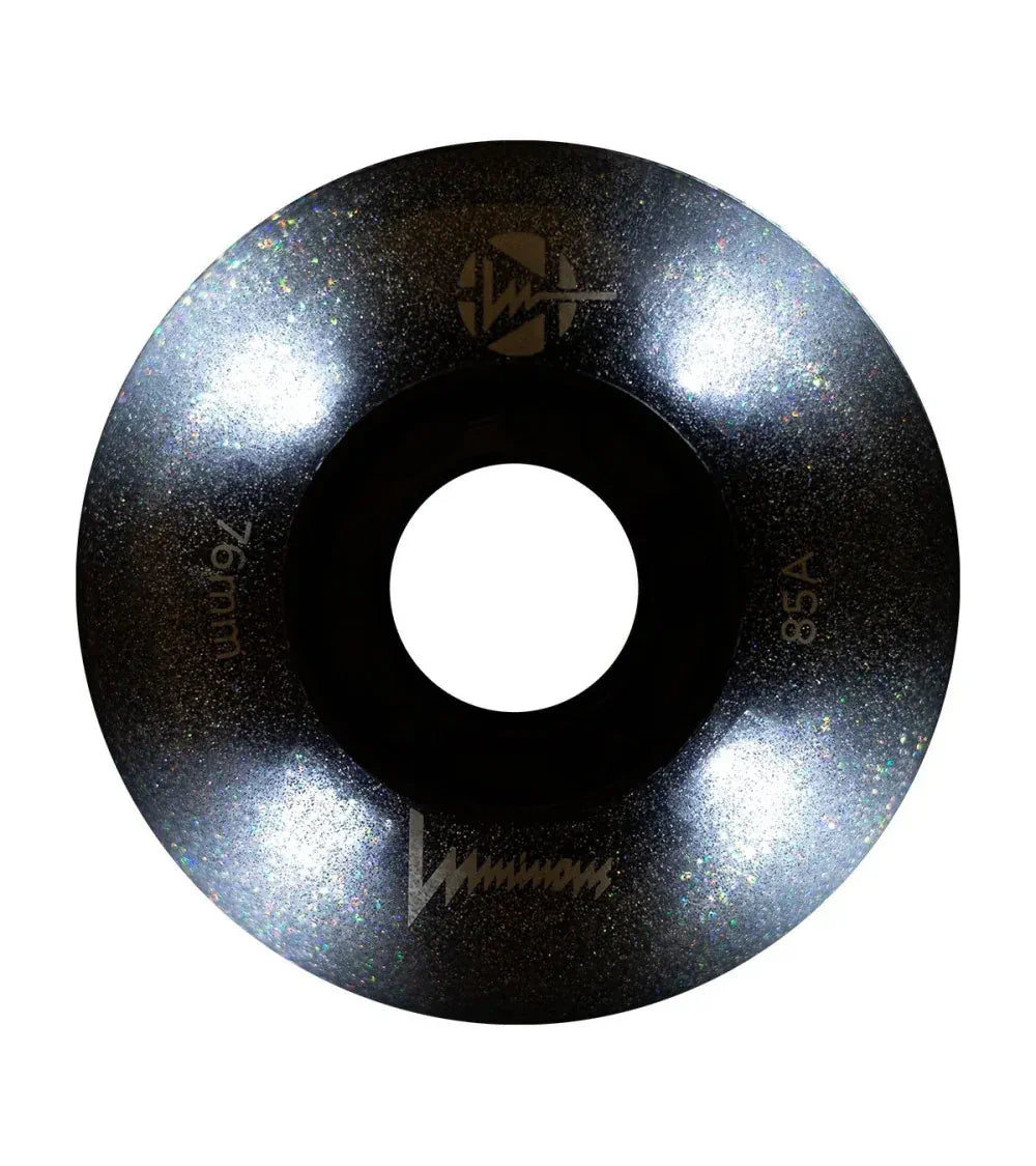 SKALUWL-LU76-NS-BK/NightSky Luminous LED Wheels 76mm 85A | Luminous LED Rollen für Inlineskates in Night Sky | 4-Pack || Inline Skating Rollen Inline Skating Wheels Rollerblading Wheels Inline Skating Rollerblading Inlineskaterollen Skating Wheels for Rollerblader Rollen für Inlineskater Lörrach Freiburg Basel Inliner Richtige Größe right Size for Rollerblades Langhaltende Inlineskaterollen Longlasting Wheels for Rollerblading Skateschule und Skateshop Weil am Rhein SkaMiDan Deutschland Germany
