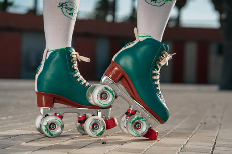 SKA810661 CHAYA Melrose Premium Juniper Green Lifestyle Roller Skates Rollschuhe Park Tanz Rollschuhe Barbie Park Quad Skates Roller Skates Lifestyle Rollschuhe Skatepark Rollschuhe Chaya Quad Skates Aggressive Quad Skates Rollschuhe Stunt Rollschuhe Rollkunstlauf Rollschuhe Rollerskates Schwarze Rollschuhe Lifestyle Rollschuhe Roller Skating Quad Skating Skateschule und Skateshop Weil am Rhein SkaMiDan Lörrach Freiburg Basel Deutschland Germany