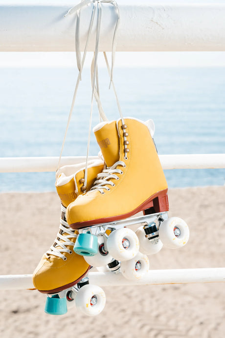 SKA810665 CHAYA Melrose Deluxe Amber Roller Skates | Lifestyle Rollschuhe Yellow Gelb Park Tanz Rollschuhe Barbie Park Quad Skates Roller Skates Lifestyle Rollschuhe Skatepark Rollschuhe Chaya Quad Skates Aggressive Quad Skates Rollschuhe Stunt Rollschuhe Rollkunstlauf Rollschuhe Rollerskates Schwarze Rollschuhe Lifestyle Rollschuhe Roller Skating Quad Skating Skateschule und Skateshop Weil am Rhein SkaMiDan Lörrach Freiburg Basel Deutschland Germany