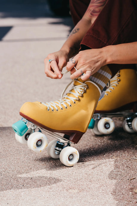SKA810665 CHAYA Melrose Deluxe Amber Roller Skates | Lifestyle Rollschuhe Yellow Gelb Park Tanz Rollschuhe Barbie Park Quad Skates Roller Skates Lifestyle Rollschuhe Skatepark Rollschuhe Chaya Quad Skates Aggressive Quad Skates Rollschuhe Stunt Rollschuhe Rollkunstlauf Rollschuhe Rollerskates Schwarze Rollschuhe Lifestyle Rollschuhe Roller Skating Quad Skating Skateschule und Skateshop Weil am Rhein SkaMiDan Lörrach Freiburg Basel Deutschland Germany
