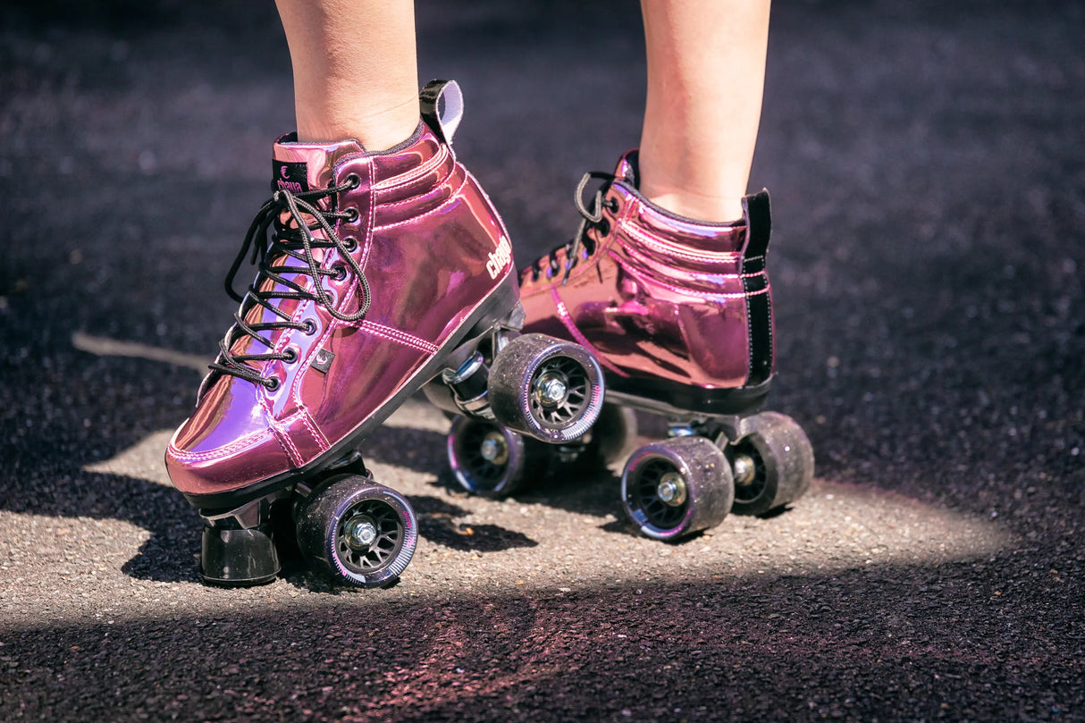 SKA810670 CHAYA Pink Laser Roller Skates Lifestyle Roller Skates Rollschuhe Park Tanz Rollschuhe Barbie Park Quad Skates Roller Skates Lifestyle Rollschuhe Skatepark Rollschuhe Chaya Quad Skates Aggressive Quad Skates Rollschuhe Stunt Rollschuhe Rollkunstlauf Rollschuhe Rollerskates Schwarze Rollschuhe Lifestyle Rollschuhe Roller Skating Quad Skating Skateschule und Skateshop Weil am Rhein SkaMiDan Lörrach Freiburg Basel Deutschland Germany