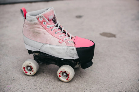 SKA810712 CHAYA Toe Protector Black Pink Schutz für den Zehenbereich deiner Rollschuhe Zehenschützer Zehenprotektor Toe Protectors Zehenstopper Ersatzstoppper Ersatzteil Gummi Gummistopper Bremse Roller Skates Skatepark Rollschuhe Chaya Quad Skates Aggressive Quad Skates Rollschuhe Stunt Rollschuhe Rollkunstlauf Rollschuhe Rollerskates Schwarze Rollschuhe Lifestyle Rollschuhe Roller Skating Quad Skating Skateschule und Skateshop Weil am Rhein SkaMiDan Lörrach Freiburg Basel Deutschland Germany