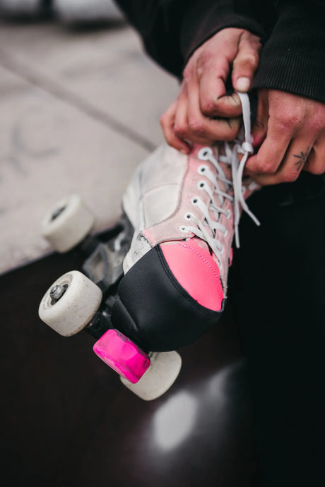 SKA810712 CHAYA Toe Protector Black Pink Schutz für den Zehenbereich deiner Rollschuhe Zehenschützer Zehenprotektor Toe Protectors Zehenstopper Ersatzstoppper Ersatzteil Gummi Gummistopper Bremse Roller Skates Skatepark Rollschuhe Chaya Quad Skates Aggressive Quad Skates Rollschuhe Stunt Rollschuhe Rollkunstlauf Rollschuhe Rollerskates Schwarze Rollschuhe Lifestyle Rollschuhe Roller Skating Quad Skating Skateschule und Skateshop Weil am Rhein SkaMiDan Lörrach Freiburg Basel Deutschland Germany