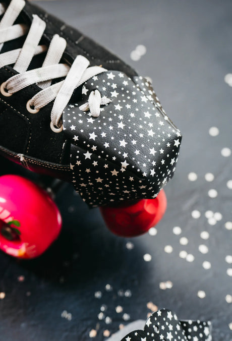 SKA810774 1-Paar Schutz für den Zehenbereich deiner Rollschuhe Zehenschützer Zehenprotektor Toe Protectors Zehenstopper Ersatzstoppper Ersatzteil Gummi Gummistopper Bremse Roller Skates Skatepark Rollschuhe Chaya Quad Skates Aggressive Quad Skates Rollschuhe Stunt Rollschuhe Rollkunstlauf Rollschuhe Rollerskates Schwarze Rollschuhe Lifestyle Rollschuhe Roller Skating Quad Skating Skateschule und Skateshop Weil am Rhein SkaMiDan Lörrach Freiburg Basel Deutschland Germany