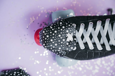 SKA810774 1-Paar Schutz für den Zehenbereich deiner Rollschuhe Zehenschützer Zehenprotektor Toe Protectors Zehenstopper Ersatzstoppper Ersatzteil Gummi Gummistopper Bremse Roller Skates Skatepark Rollschuhe Chaya Quad Skates Aggressive Quad Skates Rollschuhe Stunt Rollschuhe Rollkunstlauf Rollschuhe Rollerskates Schwarze Rollschuhe Lifestyle Rollschuhe Roller Skating Quad Skating Skateschule und Skateshop Weil am Rhein SkaMiDan Lörrach Freiburg Basel Deutschland Germany