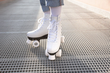 SKA880244 PLAYLIFE Rollschuhe Classic White Größenverstellbar Rollschuhe Rollerskates Roller Skates Skating Skates Bemalbare Skates Bemalbare Rollschuhe Lifestyle Rollschuhe Kinder Rollschuhe Verstellbare Rollschuhe Hochwertige Rollschuhe Rollkunstlauf Roller Dance Lörrach Freiburg Basel Inliner Skateschule und Skateshop Weil am Rhein SkaMiDan