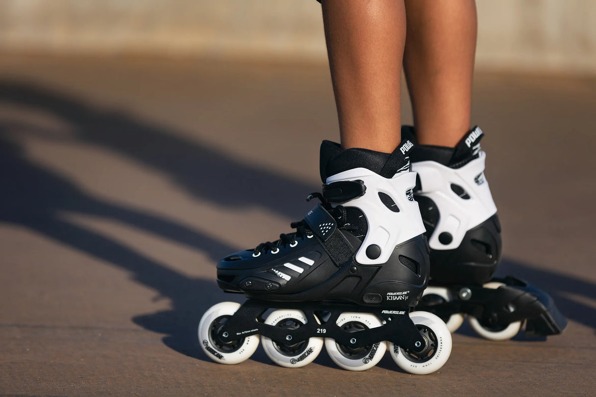 SKA880262 POWERSLIDE One Khaan Junior SQD Black Kinder Inlineskates Kinder Inliner Kids Skates Rollerblades Inlineskates für Kinder Junior Skates Verstellbare Skates Größenverstlelbare Inlineskates für Kinder Kinder Inliner Kids Inliner Kids Rollerblades Urban Inline Skating Urban Inline Skating Freeskates City Skates Fitness Inliner Sport Skates Sport Inliner Rollerblades Rollerblading Lörrach Freiburg Basel Inliner Skateschule und Skateshop Weil am Rhein SkaMiDan Deutschland Germany